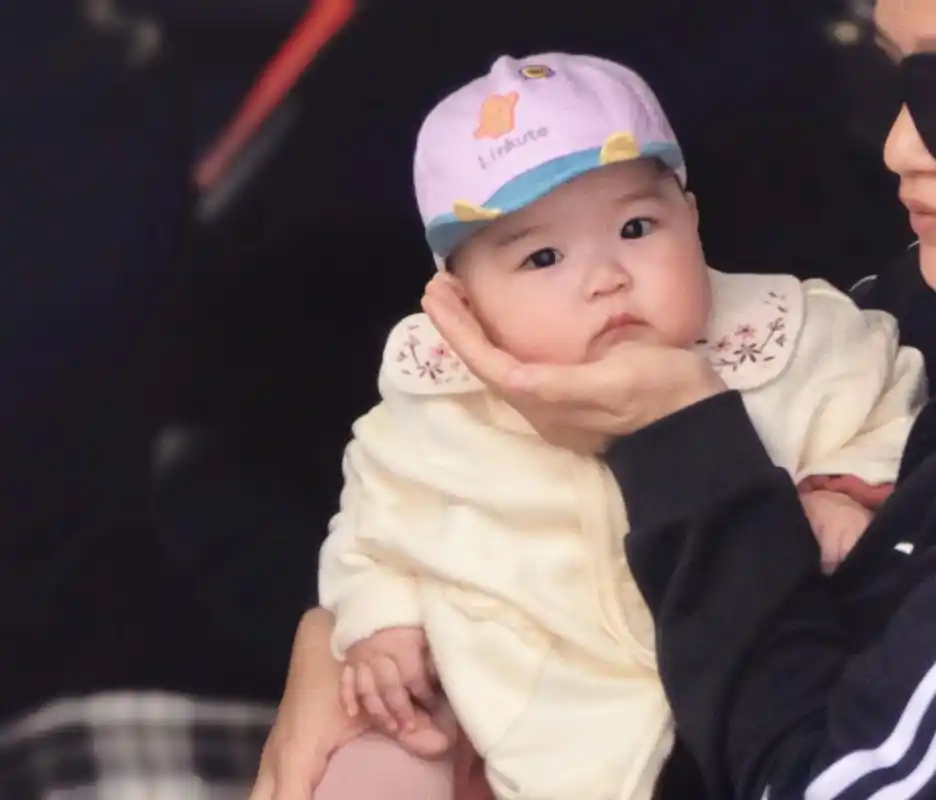 家有高冷"女明星" #上热搜 #照片上的女孩 #宝宝成长记  - 抖音