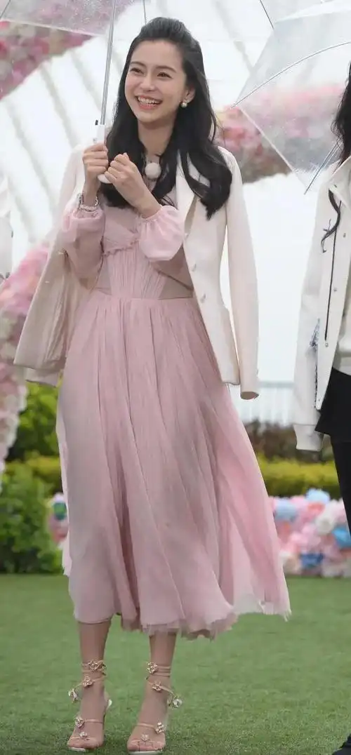 angelababy穿高跟鞋和迪丽热巴一样高,她不会真的159吧|杨颖_网易订阅