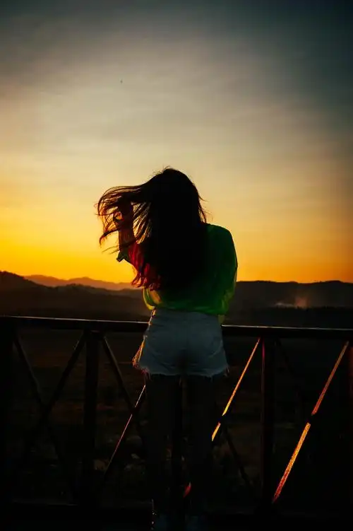 黄昏日落 女生背影 黄昏 日落 女生 美女 背影 黄昏背影 人物背影