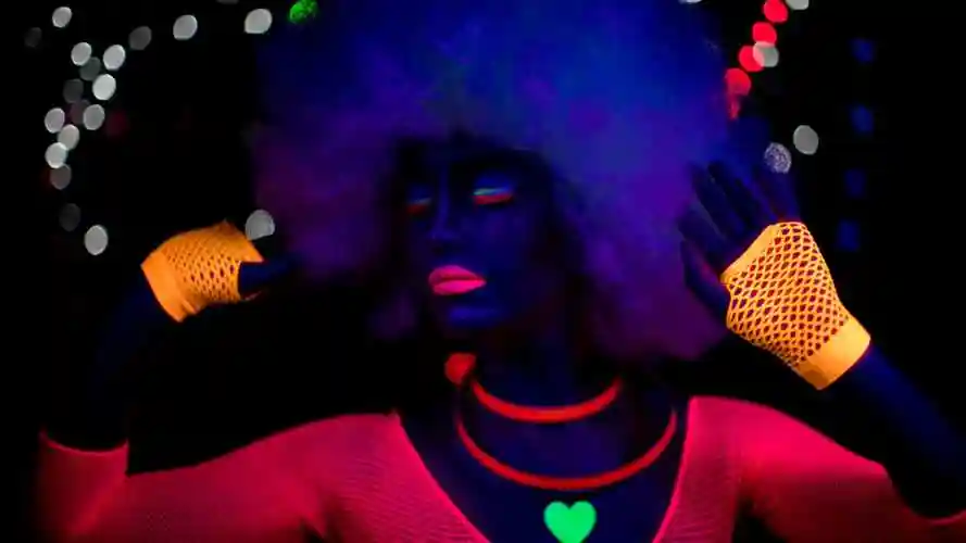 酒吧夜店炫酷人物夜光荧光耳机墨镜眼罩视频素材