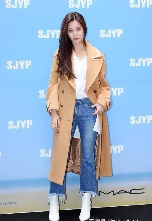 韩国女星出席首尔时装周终于不露脚踝风衣穿搭很是甜美