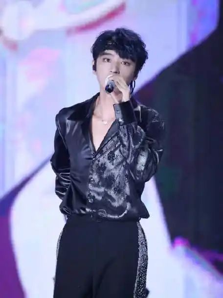 今天还在为十周年演唱会发带王俊凯发疯!太帅气了!