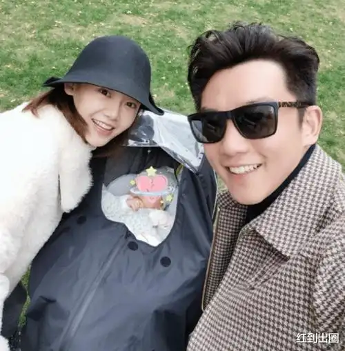 郑恺晒老婆近况健身照,仰视角度下女人味十足,确定是生过孩子的人?