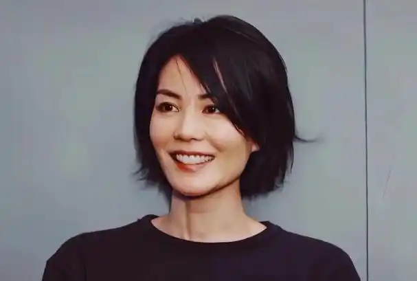 北京这一天裹脸出镜的王菲让所有人见识到她的江湖地位