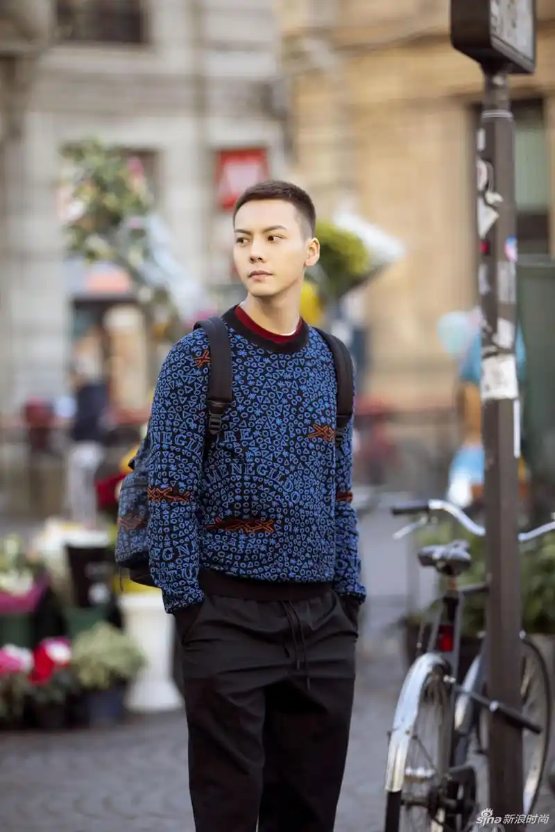 陈伟霆初春街拍大片 变身寸头小"蓝"孩