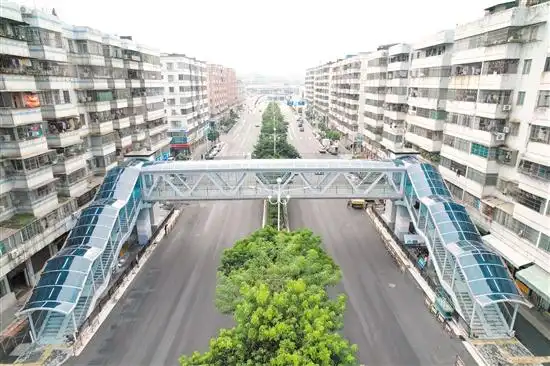 迎宾西路(贯溪市场)人行天桥投入使用 行人过马路更安全方便了
