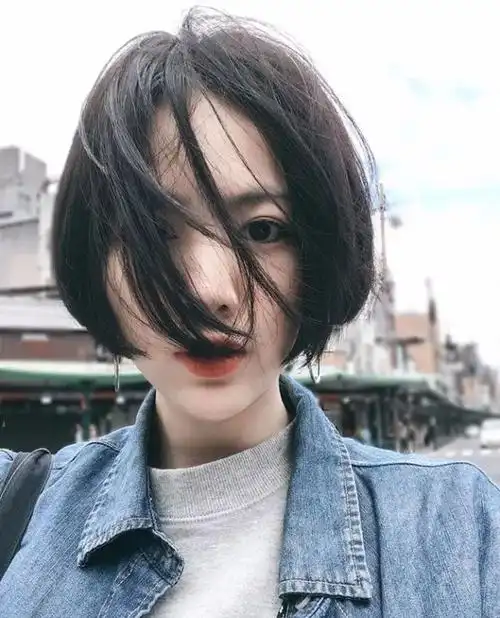 女生中分露额头短发