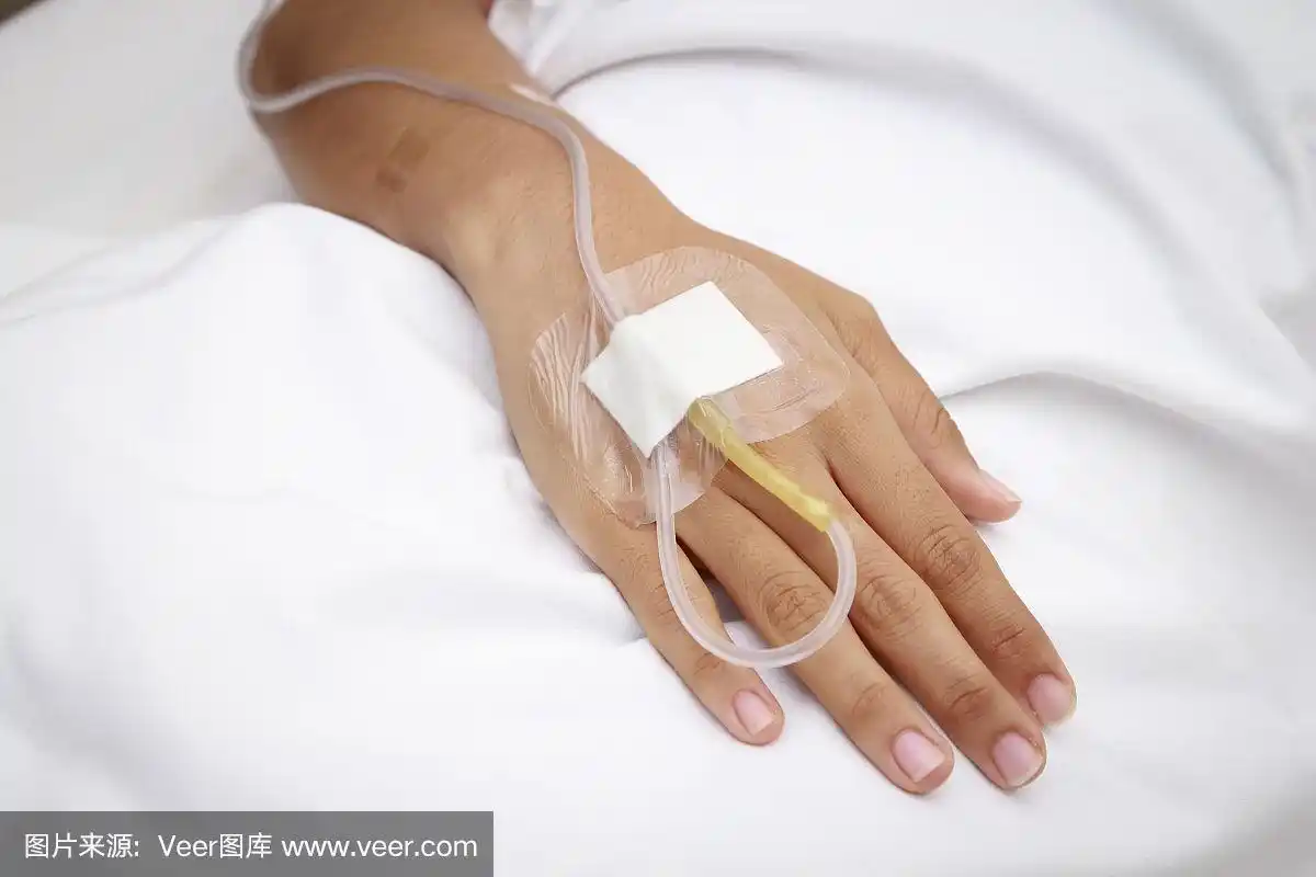 住院接受生理盐水静脉注射的病人