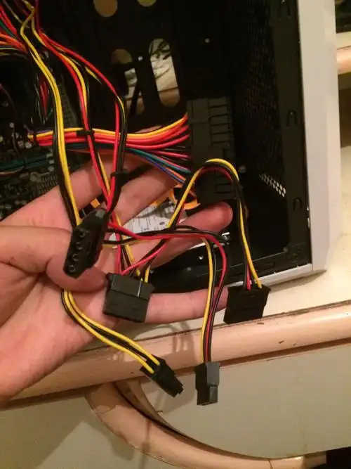 主要是看你的台式机有几个插电源线的接口.