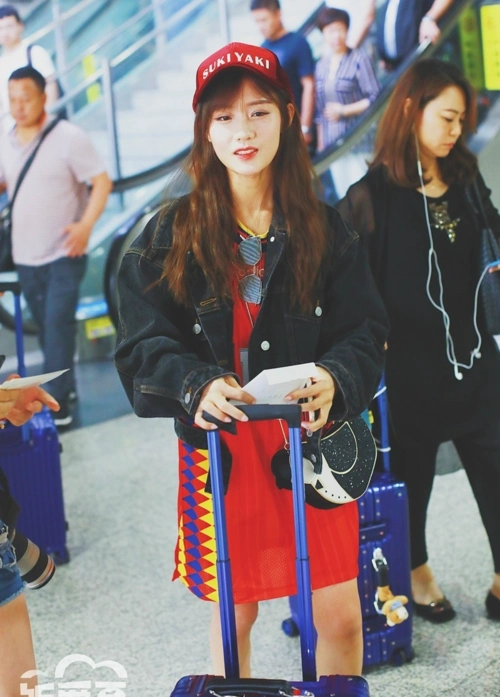 创造101陈意涵粉丝机场私拍,红色短裙显得俏皮可爱