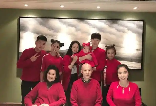 明星全家福:范冰冰妈妈颜值好高,王俊凯身后的男生有点帅