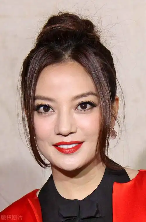 赵薇近照她打扮得像个少女