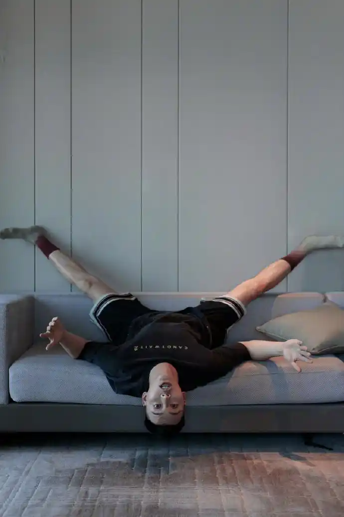 王嘉尔晒adidas新鞋陈伟霆潮牌火上热搜近期明星上脚太养眼