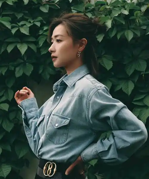 万茜黑色高开叉连衣裙高跟鞋大长腿写真_气质_显得_造型