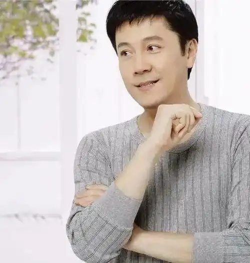 秦娟追了蔡国庆8年,终因真心打动了他,婚后又为他生了两个儿子