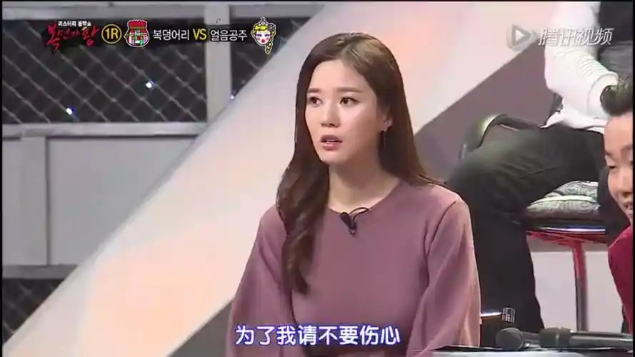 韩国蒙面歌王评委第一排最左边那女的是谁