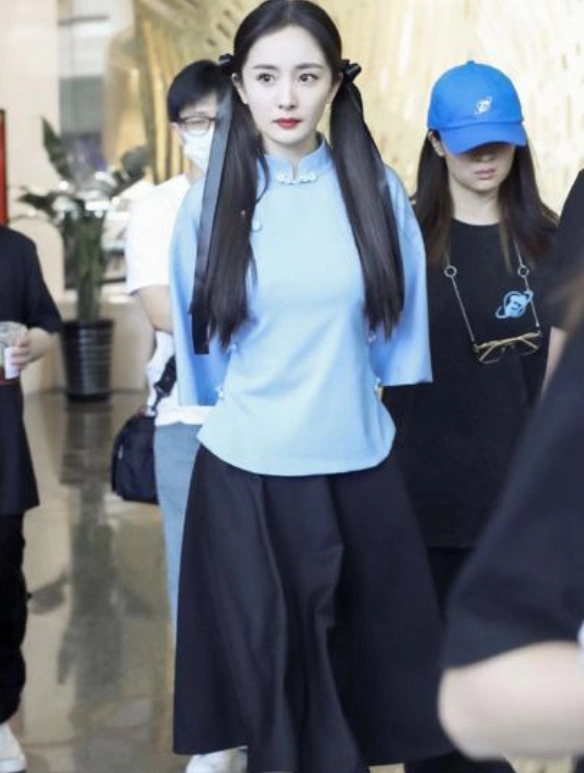 杨幂民国风学生装出镜,少女感十足,不愧是大幂幂,简直美极了