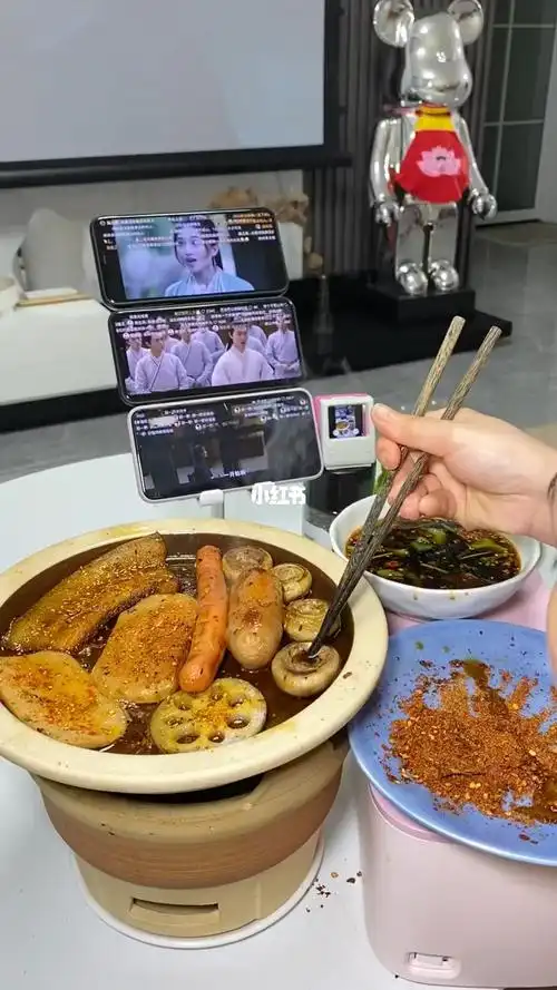 独居女生的快乐下班在家追剧吃烤肉