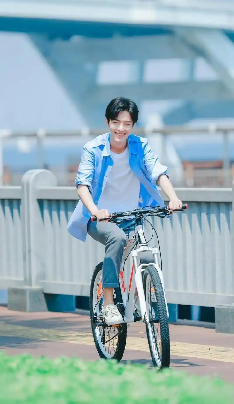 肖战的笑容,开心而温暖 肖战的笑容有种独特的魅力,仿佛阳光穿透云层