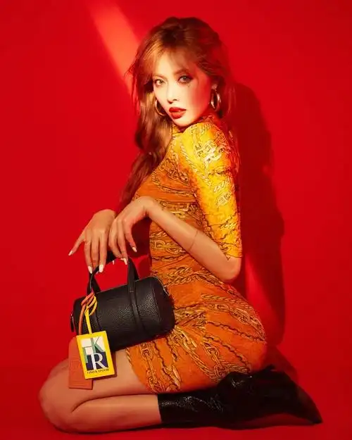 泫雅新写真穿橘色紧身短裙跪地金发红唇大秀魔鬼身材