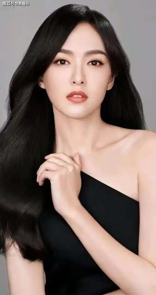 什么才是真演员!唐嫣在《繁花》吃个年糕,扯下多少的_