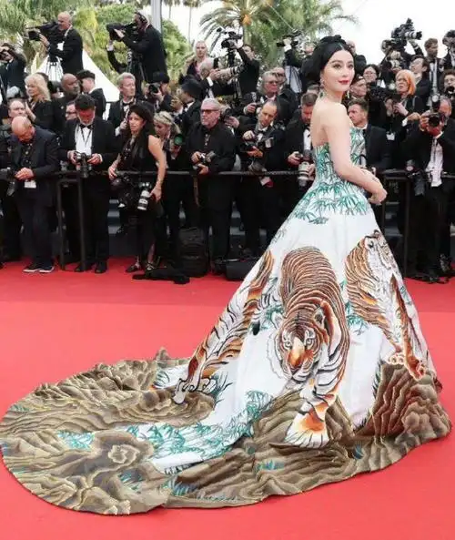 41岁范冰冰强势复出背后疑似有大佬撑腰可惜她已不似从前