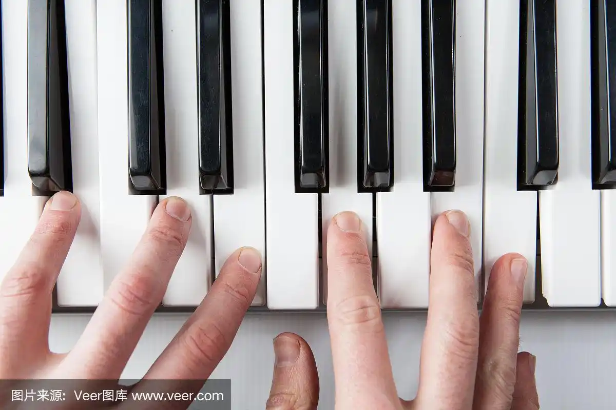 弹钢琴的手