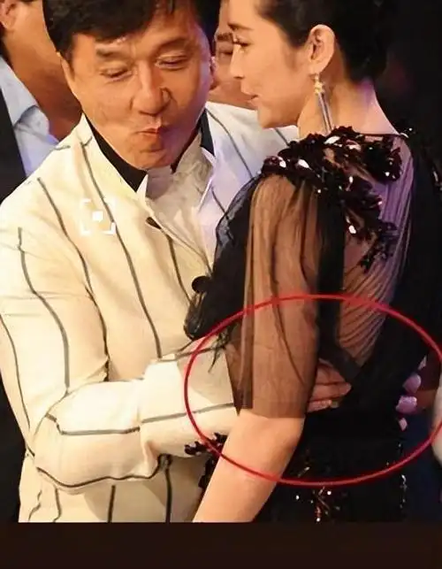 范冰冰超主动,章子怡被横抱起来