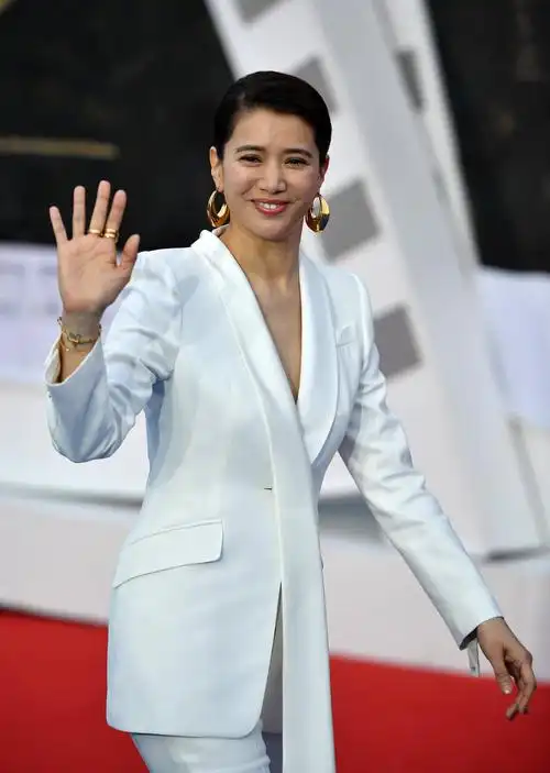 12月5日,演员袁咏仪亮相电影节红毯仪式.