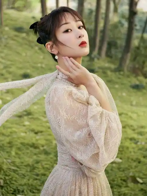 原创杨紫瘦了好多粉色花瓣边曳地长裙好仙天鹅颈愈发出众