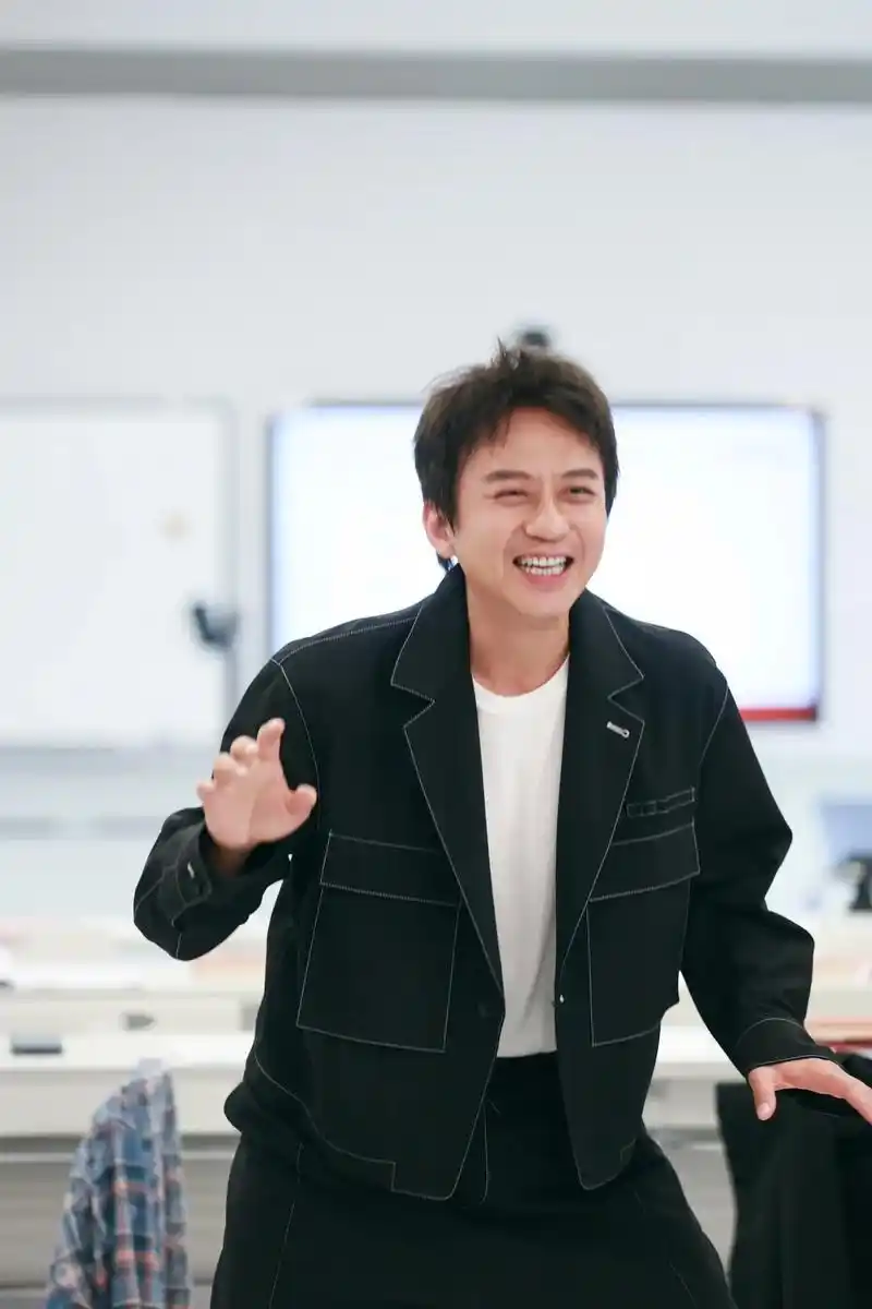 邓超 超哥的粤语说得正宗吗?专心唱歌的超哥猴靓仔啊～ - 抖音