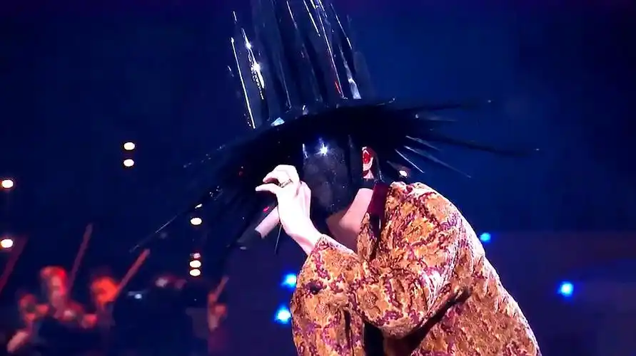 蒙面唱将:薛之谦深情翻唱《天后》,这嗓音真是化成灰也认得!