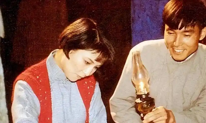 谢园病逝2年,遗孀邱悦的选择令人泪目,无儿无女靠自己撑起晚年_丈夫