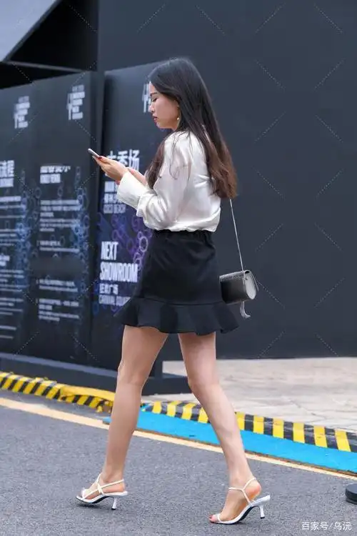 白色衬衫搭配黑色半裙,常规的搭配方法展现出独一无二的气质