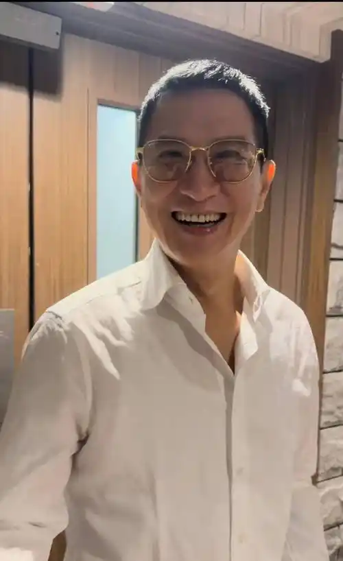 张家辉本尊罕见晒近照,金丝眼镜显贵气,女儿身高赶上妈妈_心情_私生活