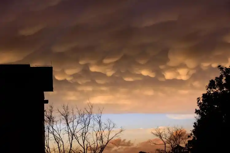 据了解,虽然他们在成形后只能维持数分钟,但是每块云朵可以延伸约1.