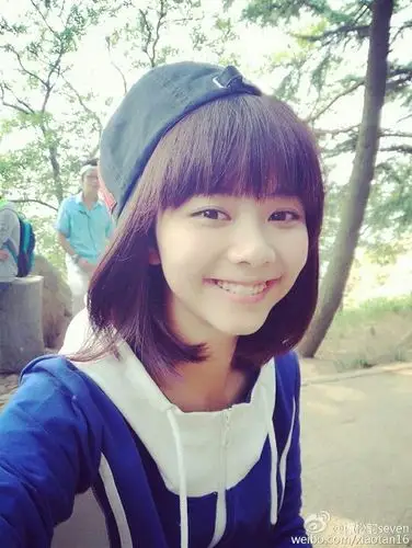 求一张谭松韵穿着stage牌子短袖的图片