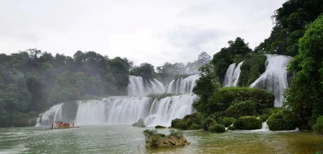 中国最美六大瀑布 之一德天瀑布(祝贺清风入怀老师荣获首页综合精华)