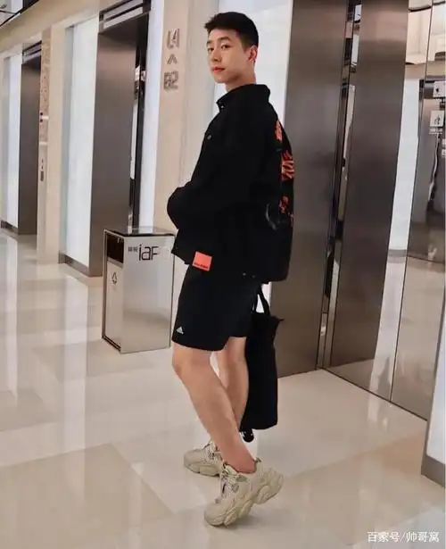 身高178的男生,一身型男范的秋装穿搭,让你的气质更加的满满!