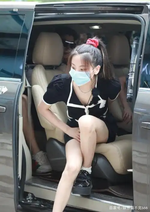 杨超越下车照火了,这腿羡慕不来