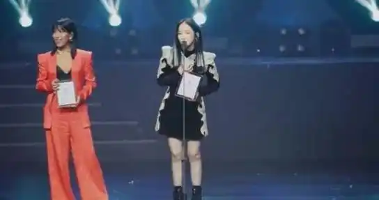 也正是两人的同框,展现出了吉克隽逸的身高其实没有造型营造出来的