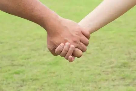 一对手牵手散步的夫妇一对年轻的年轻人在一个扁平的风格.