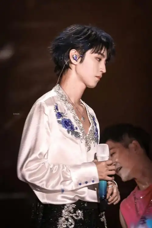 开学第一件事:"你知道十周年@tfboys-王俊凯 有多帅吗080808"