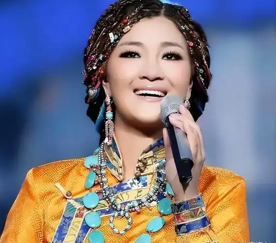 身材丰满,性感的藏族,彝族女歌手,声音清澈,听着如沐春风