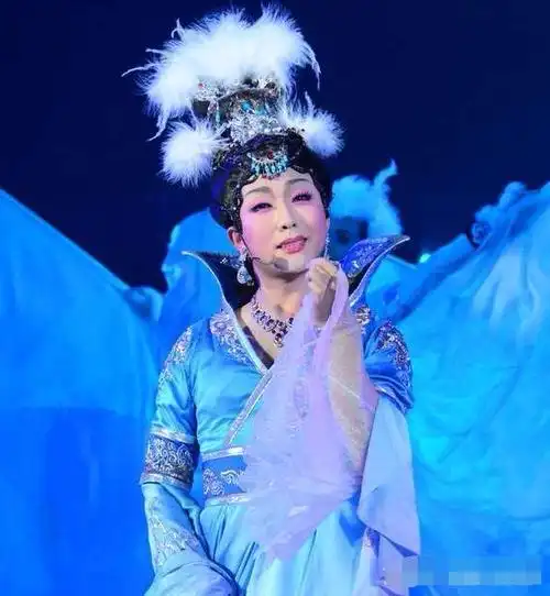 李玉刚太敢穿了,女装让女人都羞愧不如,网友:我想娶她