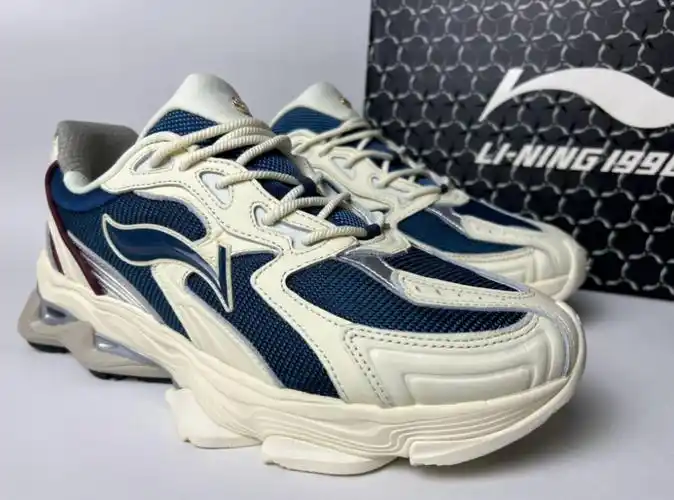 李宁鞋子的标志是怎样的_品牌重启了经典老标老爹鞋系列