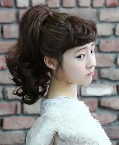 斜 刘海烫发尾扎马尾辫发型