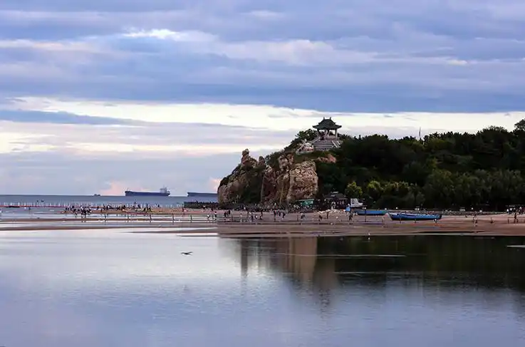 中秋节的北戴河地标性景点鸽子窝和平水桥晚霞