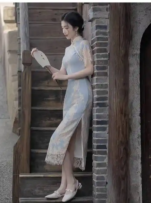 的旗袍裙真的很日常,面料是有点轻薄的那种,夏天穿很凉快但是完全不透