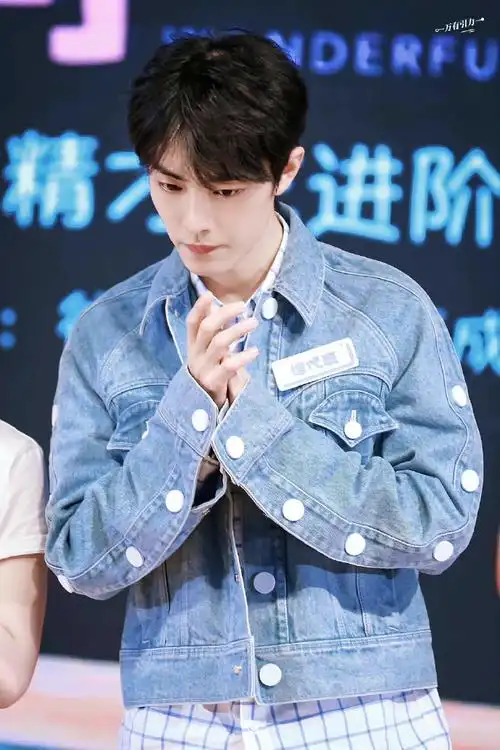 肖战蓝色牛仔外套白t造型